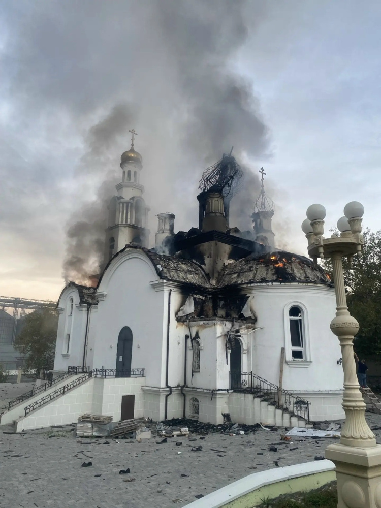 Повреждённая кровля и купола храма Спиридона Тримифунтского после пожара
